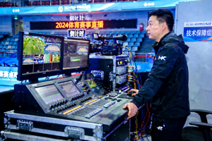 体育技术服务展示 - 技术人员在演播室调试高清体育赛事直播设备